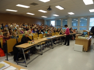 Doc. Karásková, ředitelka Ústavu pedagogiky, podává studentům základní informace o studiu